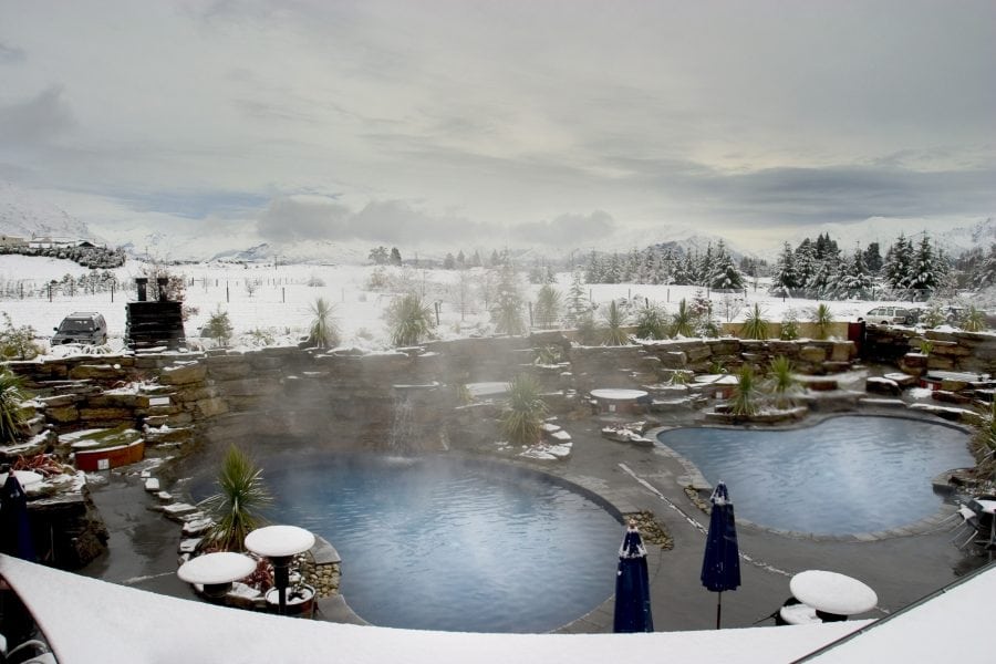 Wanaka_Grand Mercure Oakridge - Pool with snow!
