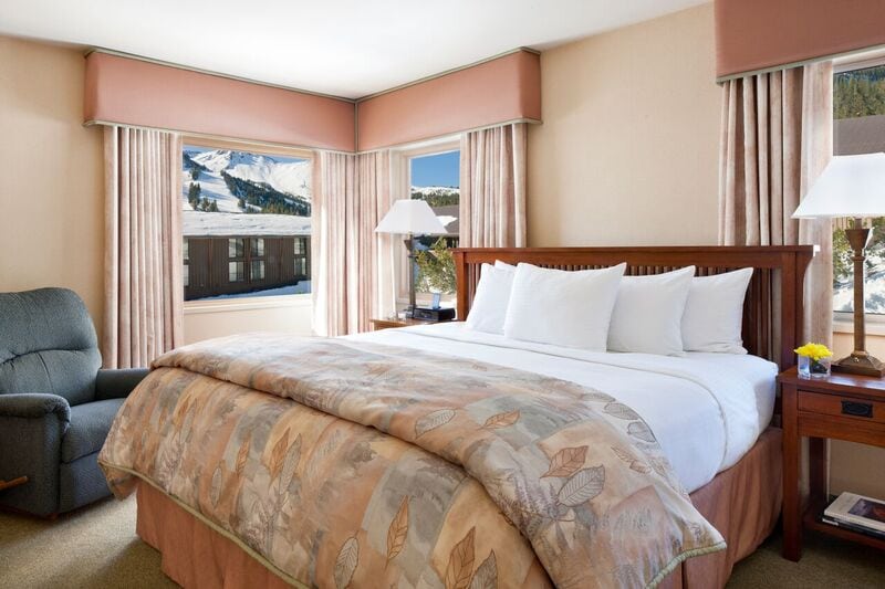 Mammoth Mountain Inn bed