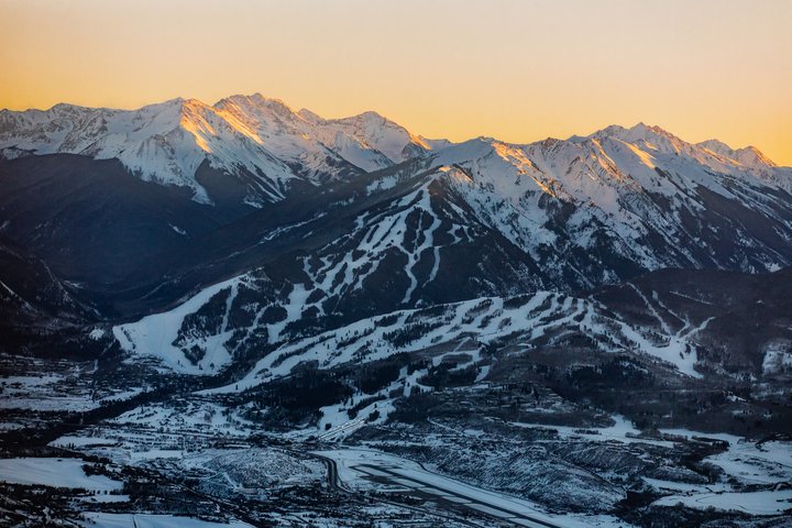 A big temperature drop followed by a night of snowfall has seen Aspen wake up to the first real signs of winter on 26th October 2020. Snow has blakneted the town and surrounding mountains